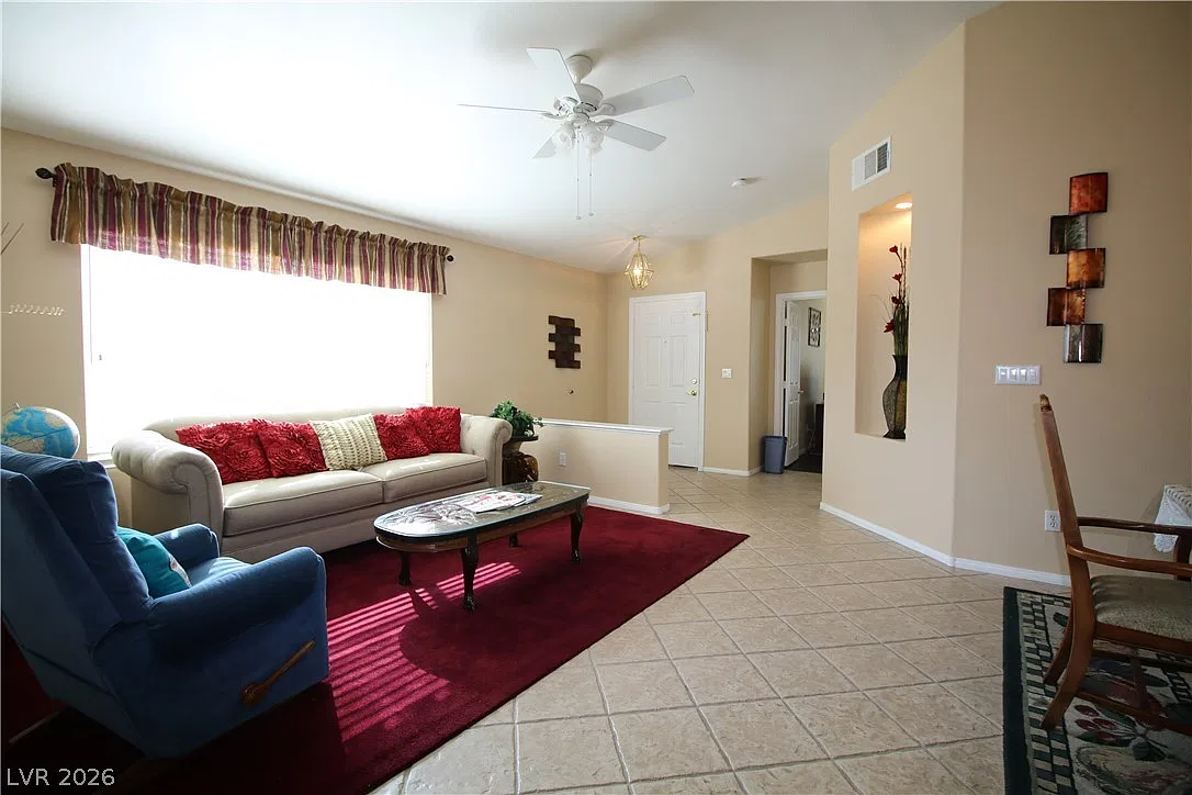 4 bed, 3.0 bath, 2033 sqft, $2,600 — Photo 3