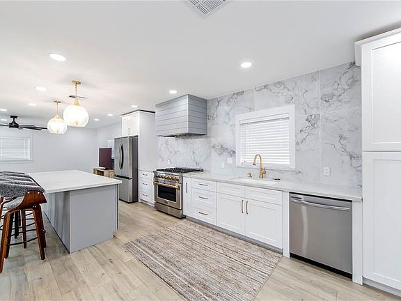 3rd image of 1207 Bourg St