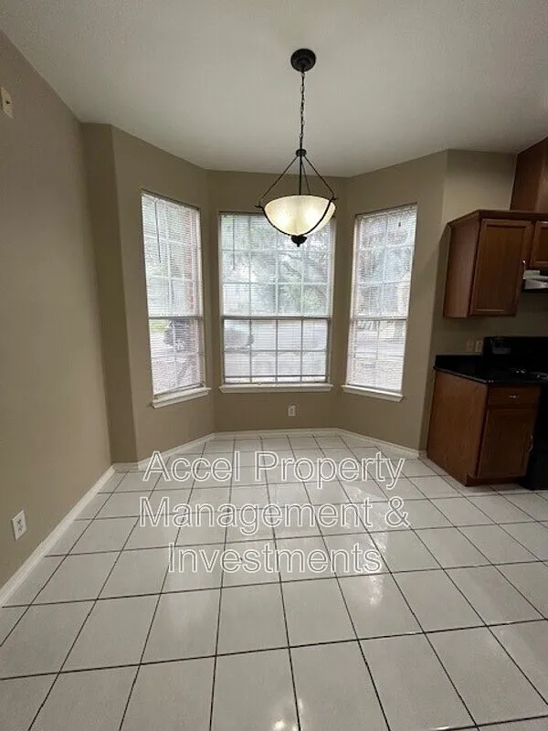 4 bed, 3.5 bath, 2790 sqft, $1,950 — Photo 3