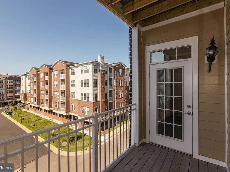13740 Endeavour Dr #403 — Photo 21