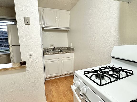 5th image of 1070 Oakmont Dr #14