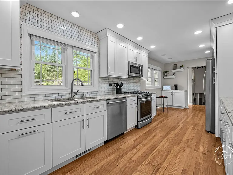 325 Hemlock Ln — Photo 3