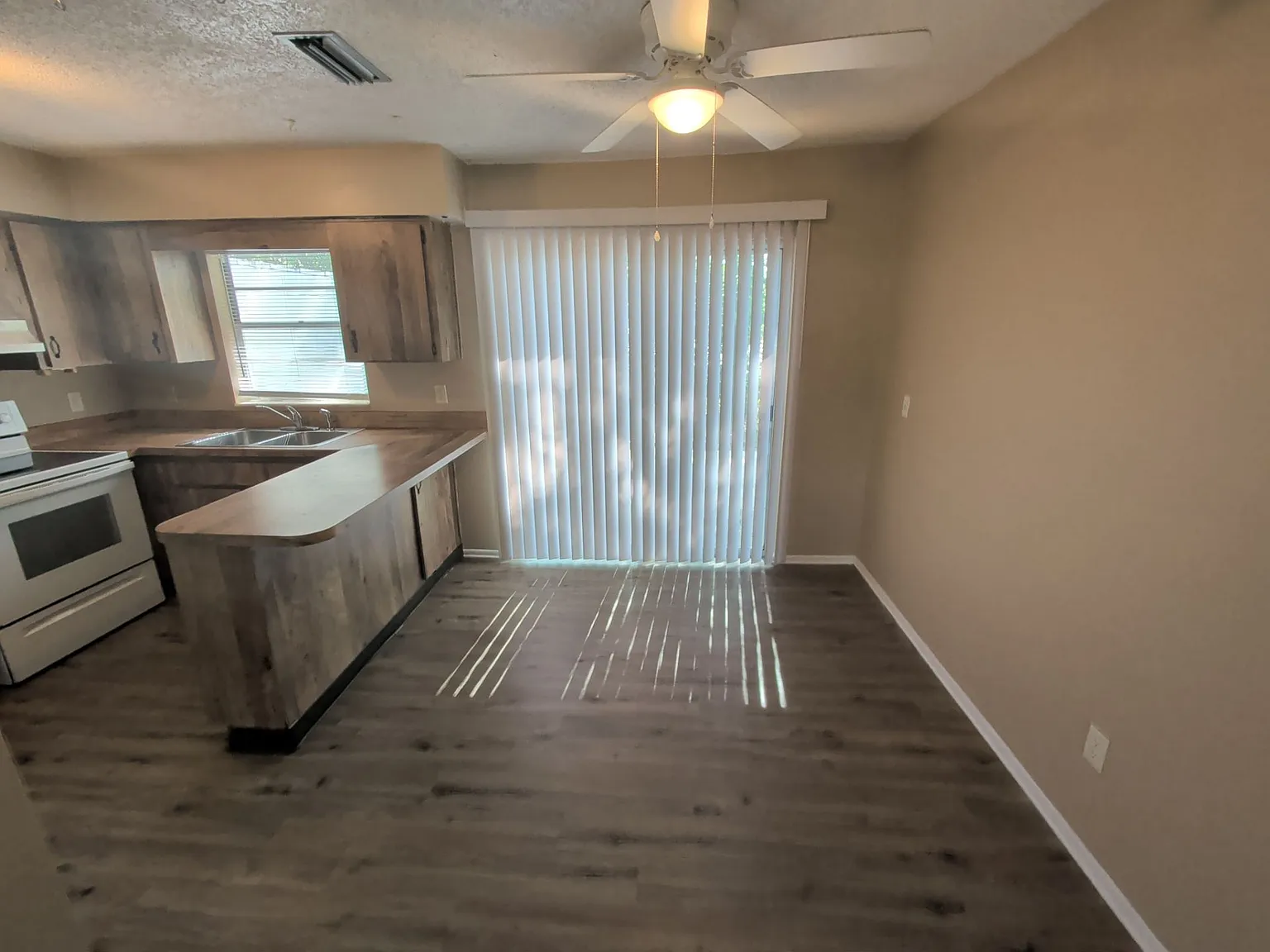 2 bed, 1.0 bath, 900 sqft, $1,200 — Photo 2