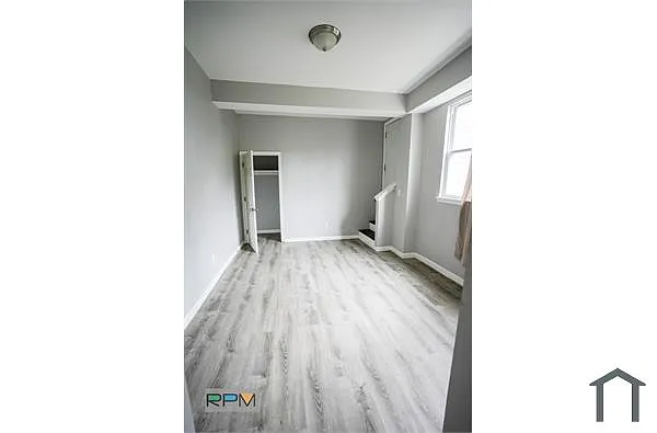 Building Photo - 3310 Oakfield Ave