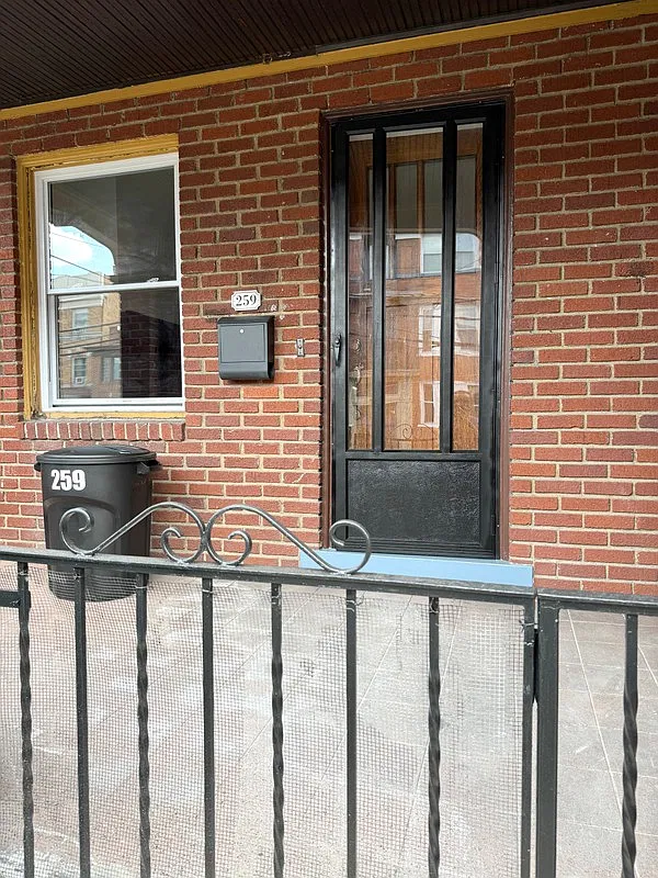 2 bed, 1.0 bath, 1300 sqft, $1,700 — Photo 1