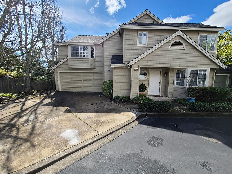Front of house located at end of cul-de-sac, large 2 vehicle driveway