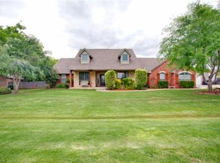 2109 NE 2nd St, Moore, OK 73160