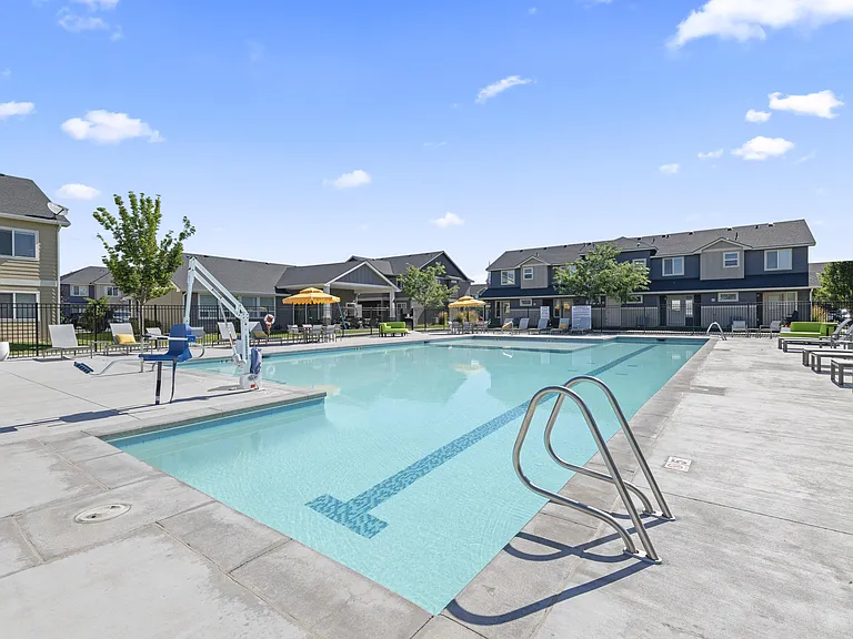 Ridgecrest Commons — Photo 19
