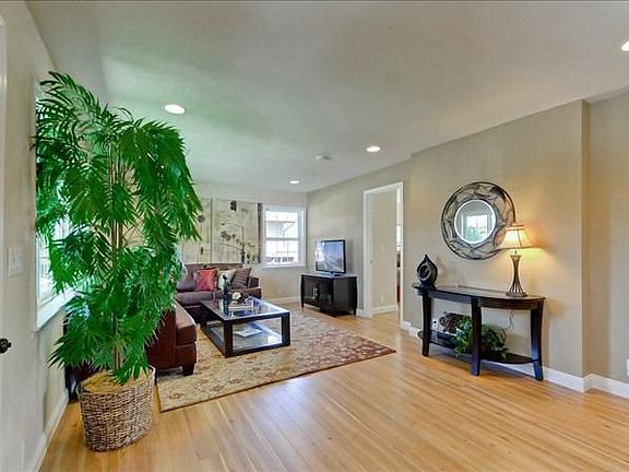 3rd image of 2423 Moraine Dr