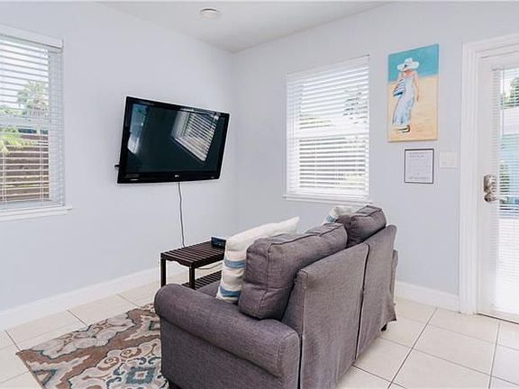 4th image of 620 SW 7th St #6