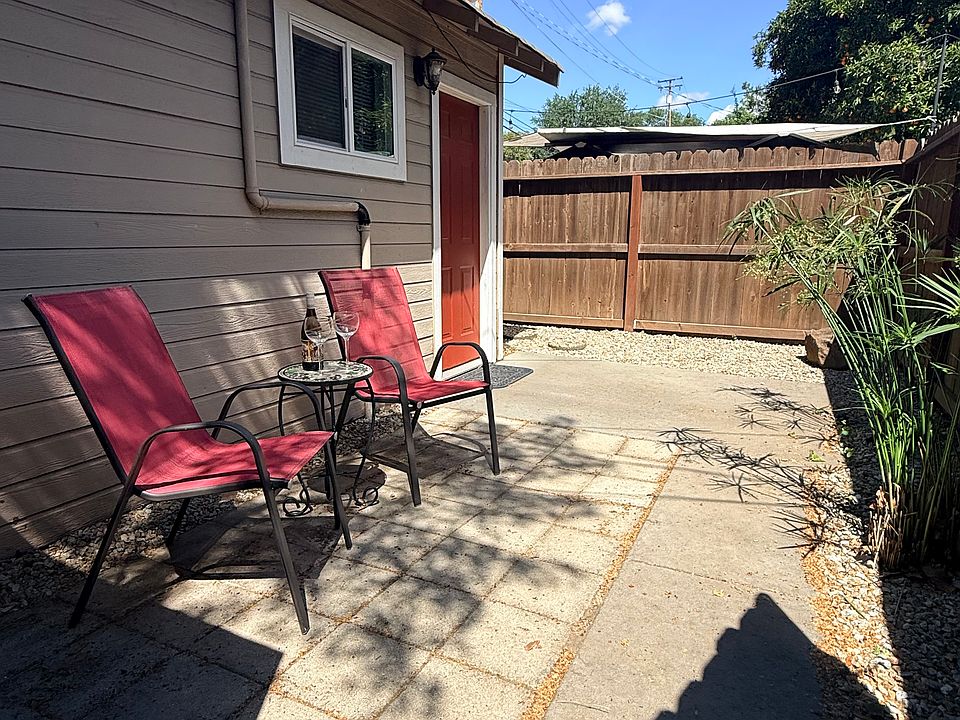 1st image of 1050 E 8th St