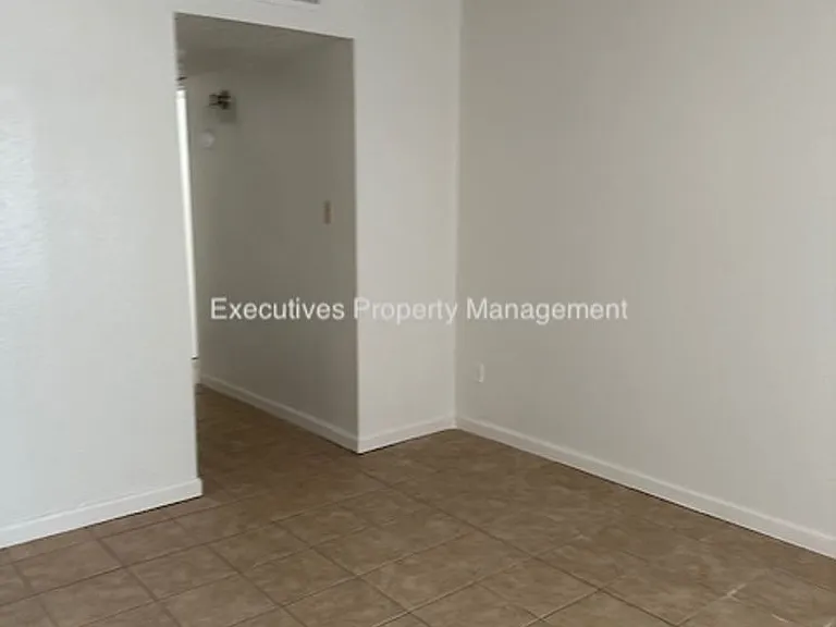 1200 Kings Ave — Photo 5