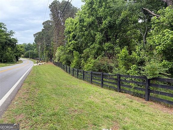3rd image of 565 Avery Rd