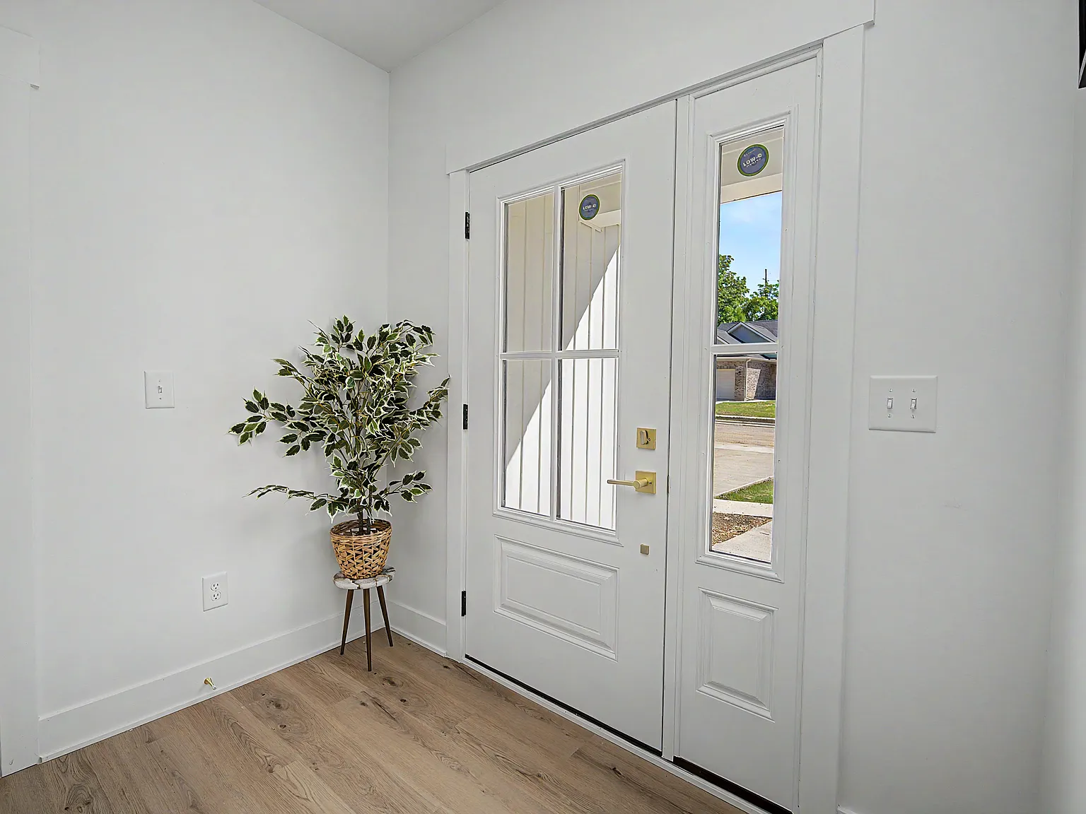 4 bed, 2.5 bath, 2016 sqft, $2,499 — Photo 2