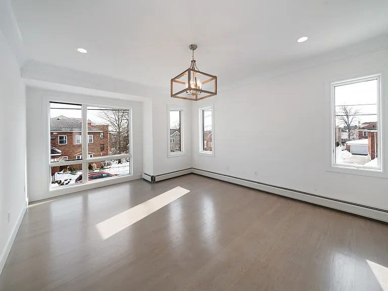 129 Rothwell Ave — Photo 5