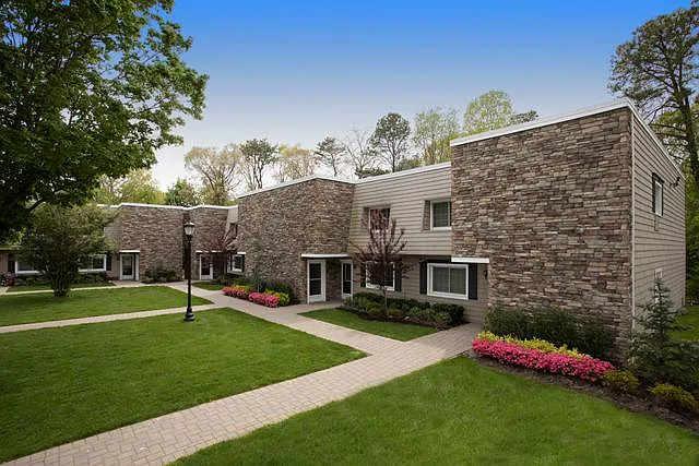 Fairfield Estates At Bohemia — Photo 2