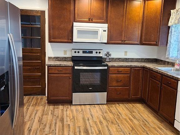 4th image of 7 Woodside Dr