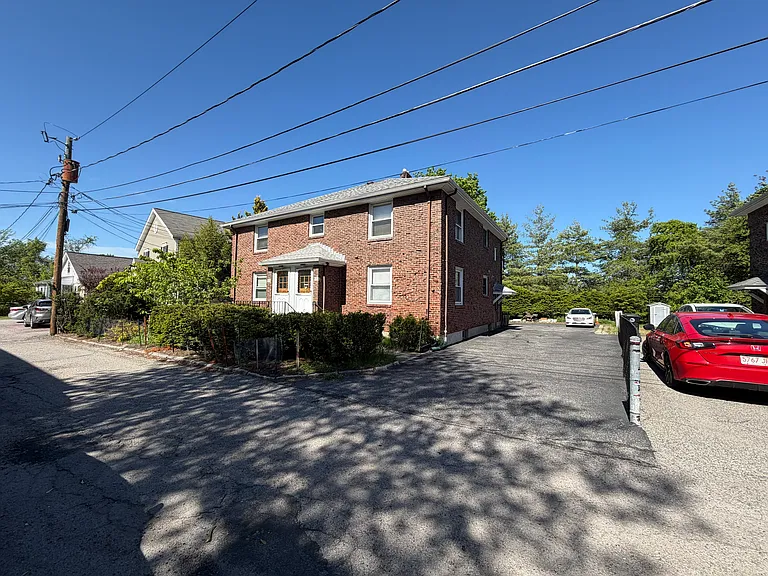 15 Lyons Ct #15 — Photo 1