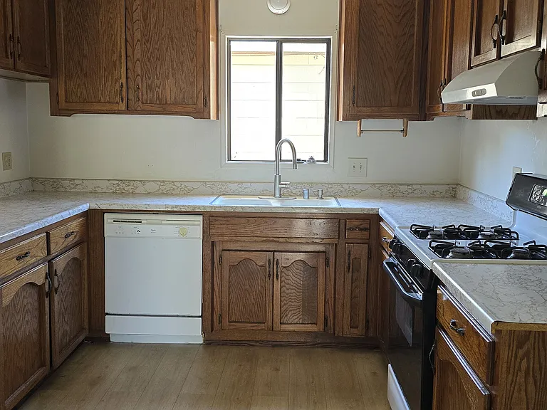 1612 Oak St — Photo 3