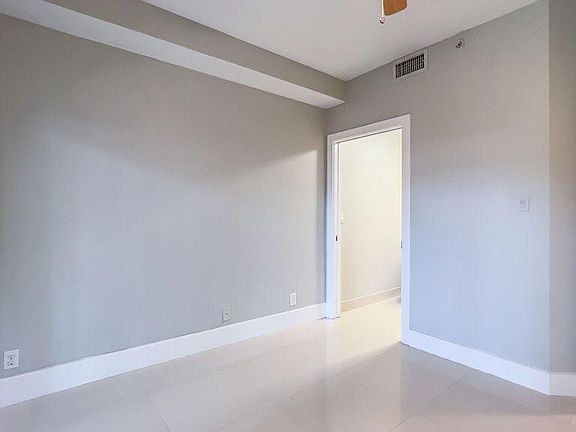 4th image of 807 SE 12th Ct #807