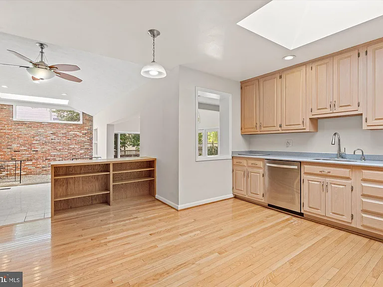 7504 Radnor Rd — Photo 17
