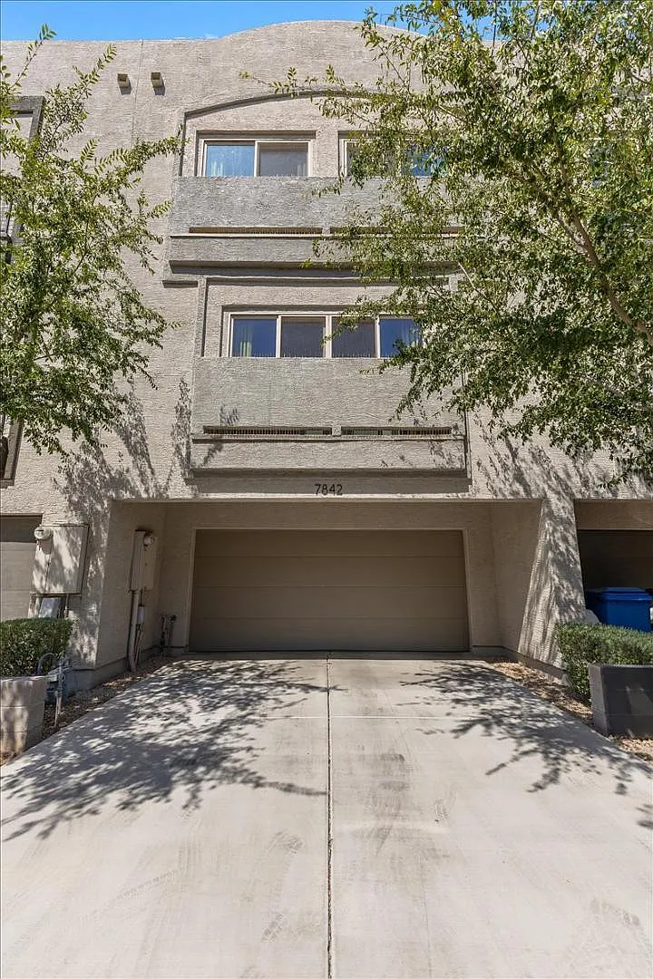 3 bed, 3.5 bath, 1650 sqft, $2,300 — Photo 1