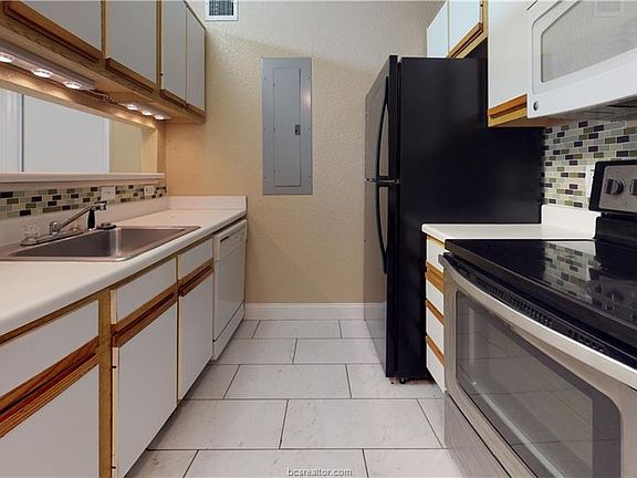 3rd image of 515 Sw Pkwy #201