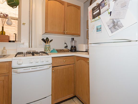 3rd image of 246 E 53rd St APT 11