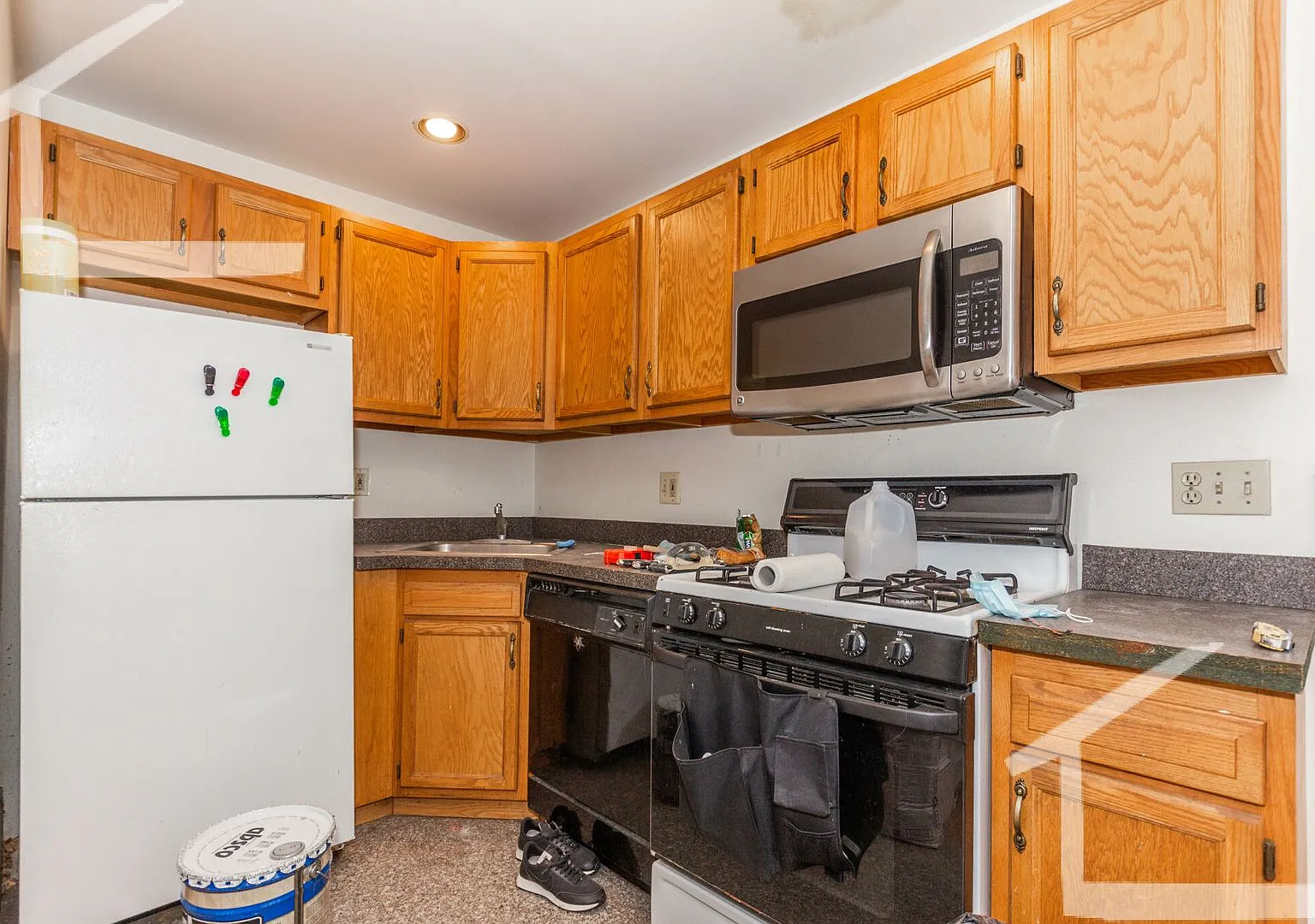 NO FEE! Perfect Apt for BU Students Near T with Heat and Hot Water Included — Photo 2