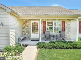 215 Torrey Pines Dr, Mount Wolf, PA 17347