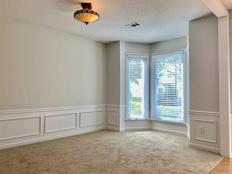 485 Chippenham Ct — Photo 3