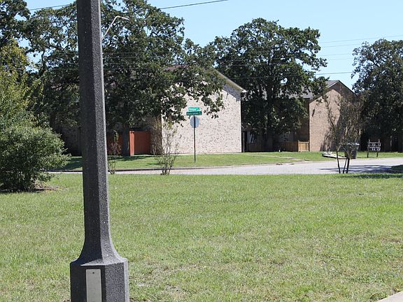 3rd image of 2403 Bosque Dr APT A