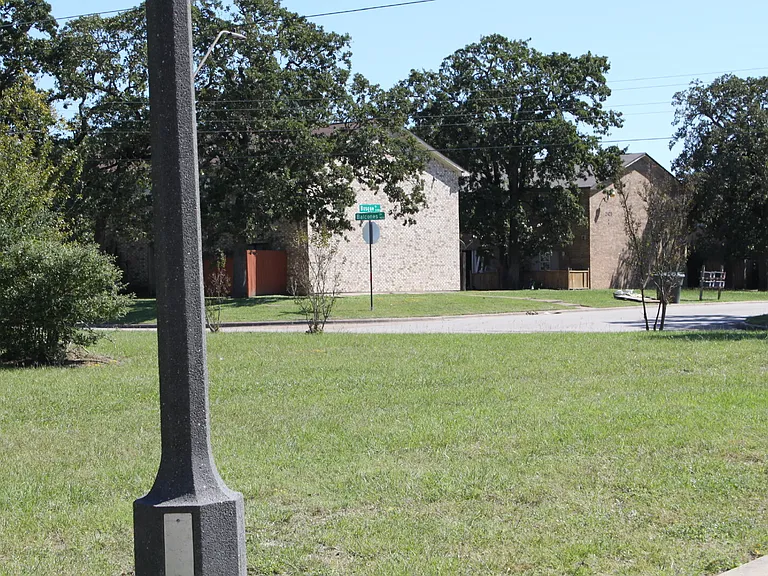 2403 Bosque Dr #B — Photo 3