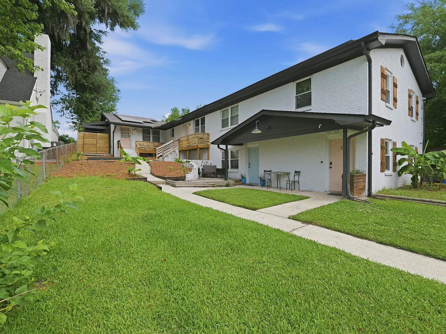 Fully Furnished **Move In Ready** Park Circle — Photo 2