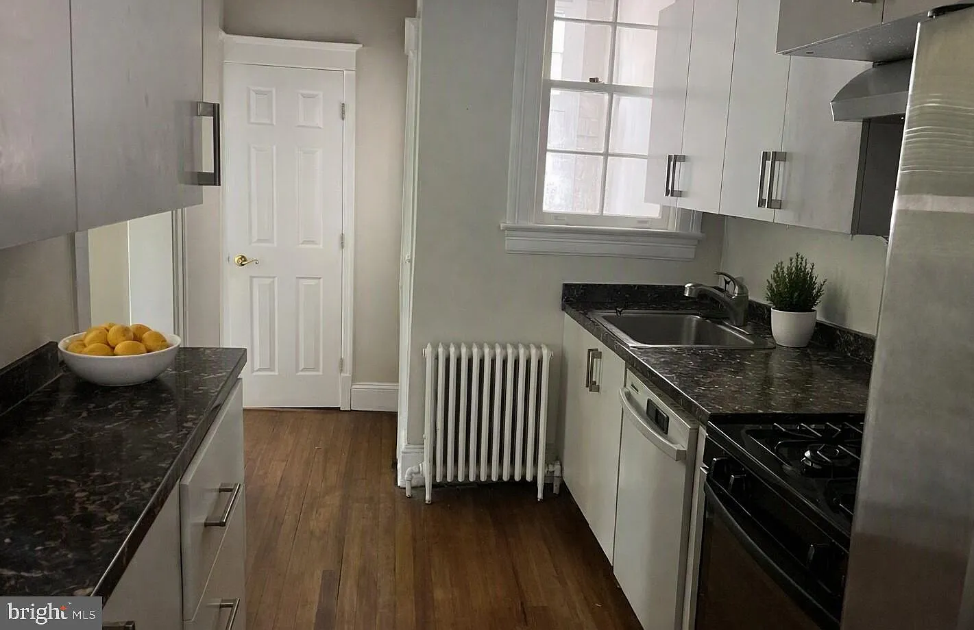 4 bed, 3.0 bath, 2346 sqft, $6,450 — Photo 4