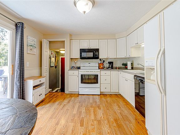 4th image of 1148 Sweetbriar Dr