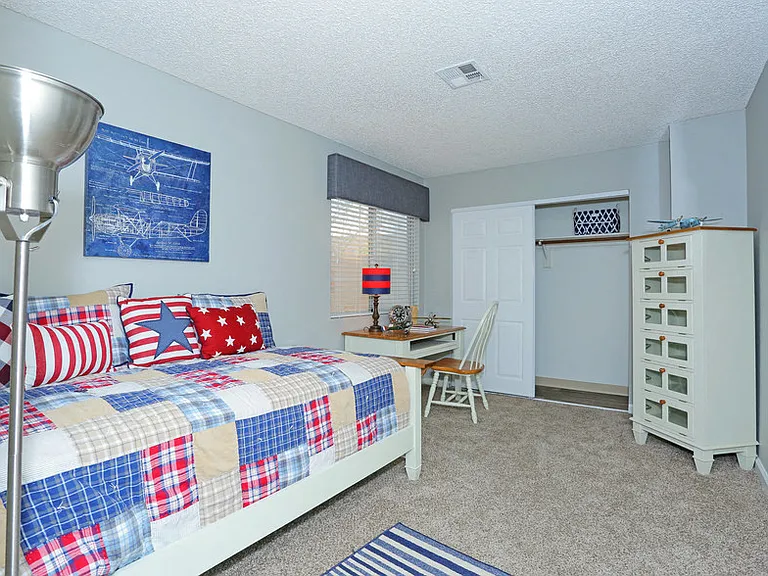 Sunset Pointe Apartments — Photo 17