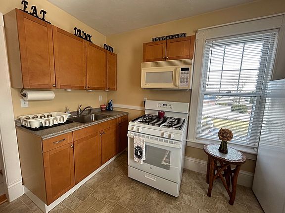 4th image of 237 Water St APT 2L