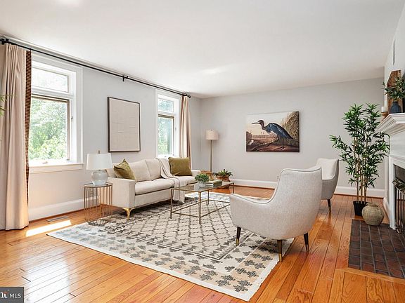 3rd image of 211 King George St #A