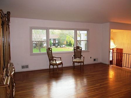 Sunny Living rm w/h/w/f