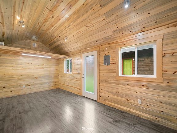 Inside the craft/office area - Very Nice! Expensive Blue Pine!