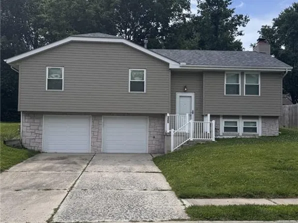 325 SE Brownfield Dr, Lees Summit, MO 64063