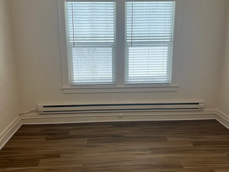 1237 Commerce Ave #5 — Photo 1