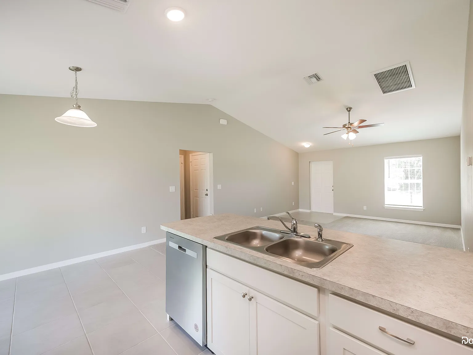 3 bed, 2.0 bath, 1285 sqft, $1,810 — Photo 3