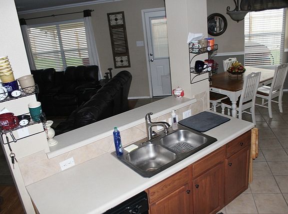 2nd image of 631 Lubbock Ln
