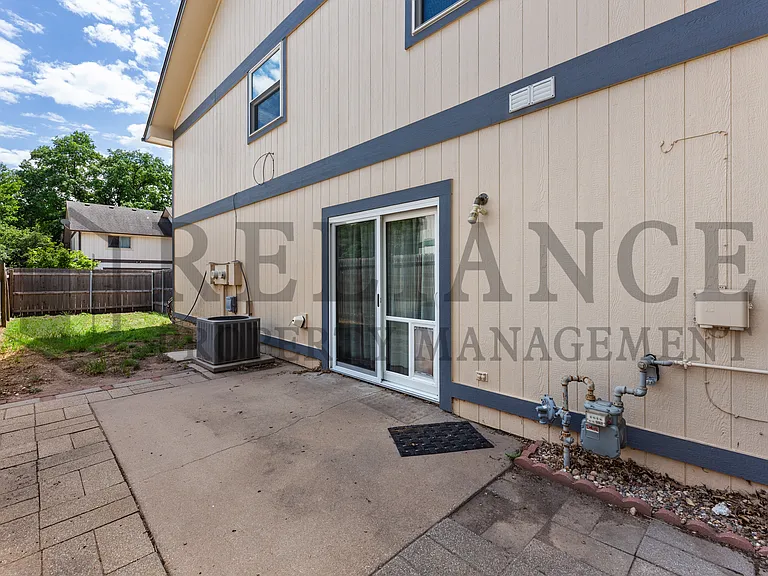 1111 E Redwood Rd — Photo 3