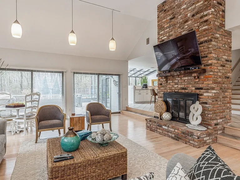 34 Rolling Hill Ct W — Photo 5