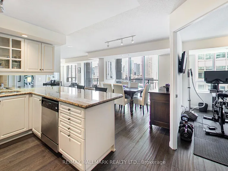 140 Simcoe St #Penthouse 09 — Photo 13