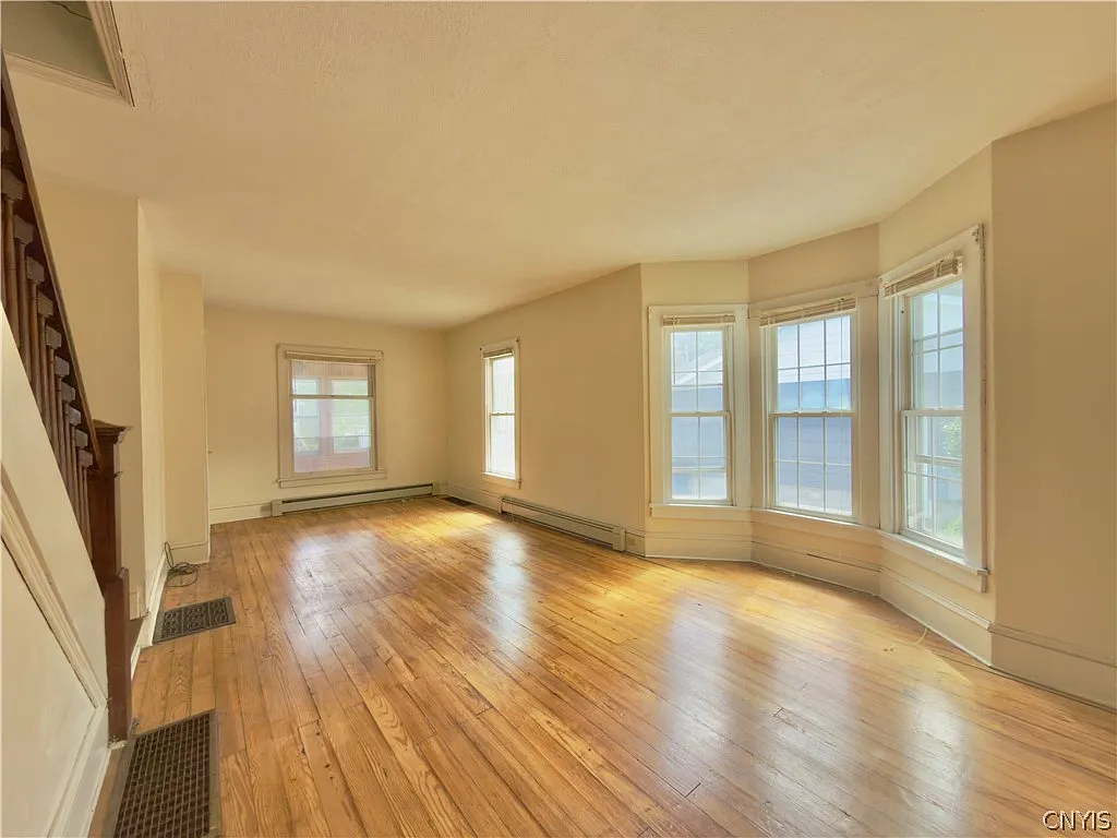 3 bed, 1.5 bath, 1578 sqft, $2,400 — Photo 4
