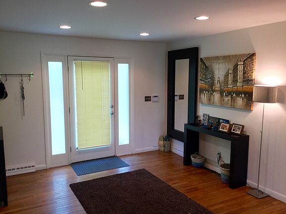 Living room & entrance